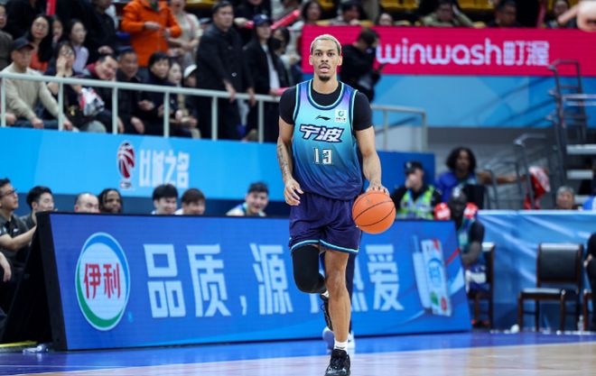 詹姆斯主场首秀8+8+7！76人3人20+加时负绿军 布朗首战旧主20+8