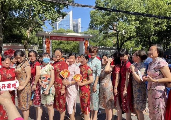 动容!凯恩获奖感言:没热刺我站不到这儿 奖杯送孔帕尼盼他早康复