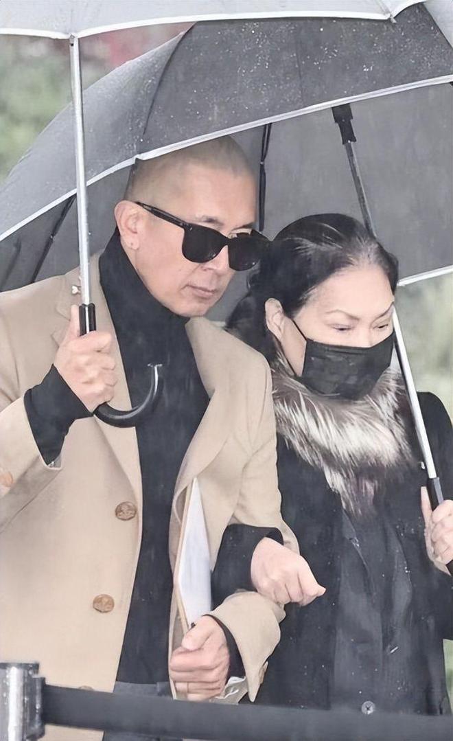 男子家中漏水花6800元找人上门补漏,维修人员灌了100多斤胶水,结果房顶被钻穿,下雨后漏水问题加重;包工头承认错误:退4000余元