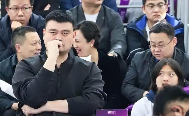 这跟没穿有何不同？35岁女星直播穿搭引发争议，大胆露背几乎走光