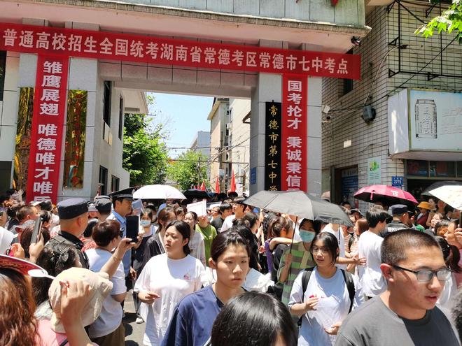 动容!凯恩获奖感言:没热刺我站不到这儿 奖杯送孔帕尼盼他早康复