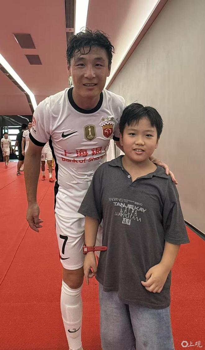 尼克斯球星的双胞胎接管发布会，萌娃抢尽风头