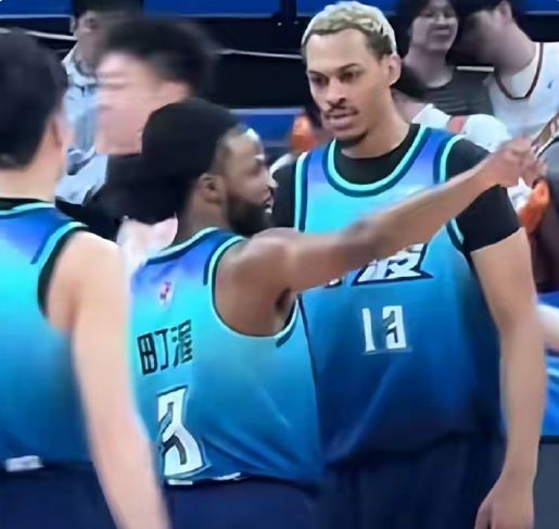 詹姆斯主场首秀8+8+7！76人3人20+加时负绿军 布朗首战旧主20+8