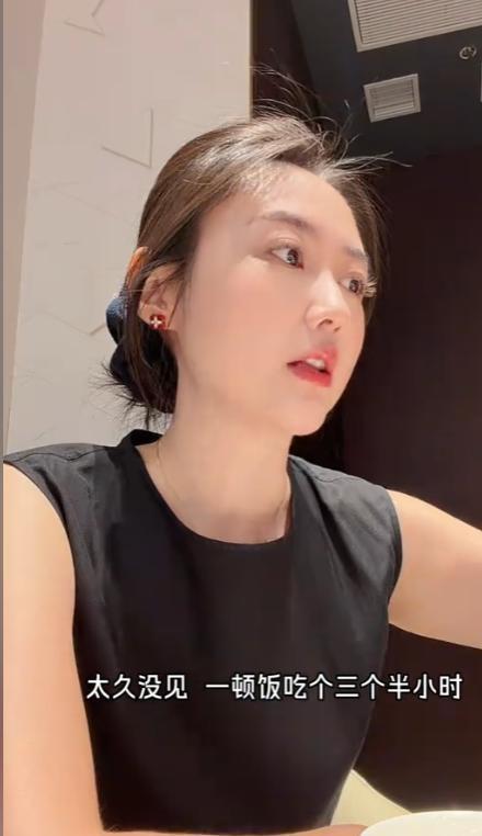 她是足球报主任，和董路水火不容对骂5年，如今仍在足球媒体一线