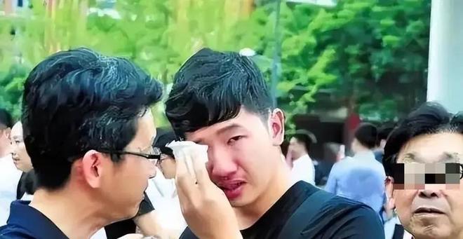 不装了——狂抛400亿，北向、杠杆坦言：今天A股暴跌就是老子干的