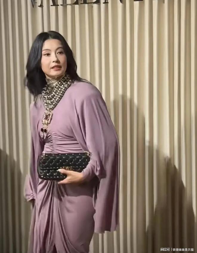 皇马夏窗砸重金，夺冠概率反而不如巴萨？说实话，皇马球迷这个夏天的心情大概比伯纳乌的天还复杂