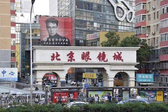 被介绍为“中国知名歌手”后，周杰伦微微点头，并将视频转到社交平台点赞；台民进党支持者破防